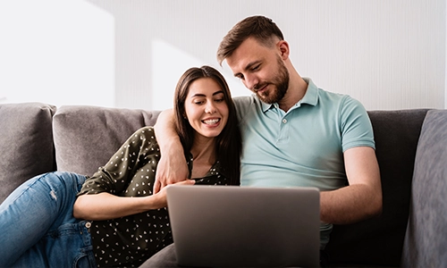 Man en vrouw op laptop dankzij gespreid betalen